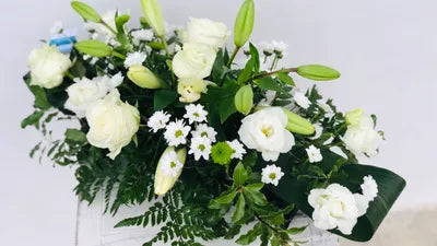 Deuil, gerbe fleurie blanche