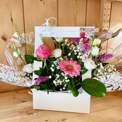 Composition Florale de Saison tons rose blanc, contenant blanc