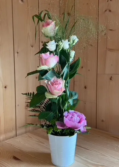 Composition Florale haute, Fleurs de Saison tons roses blanc