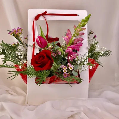 Compositions Florales de Saison, tons rouge et rose, contenant blanc