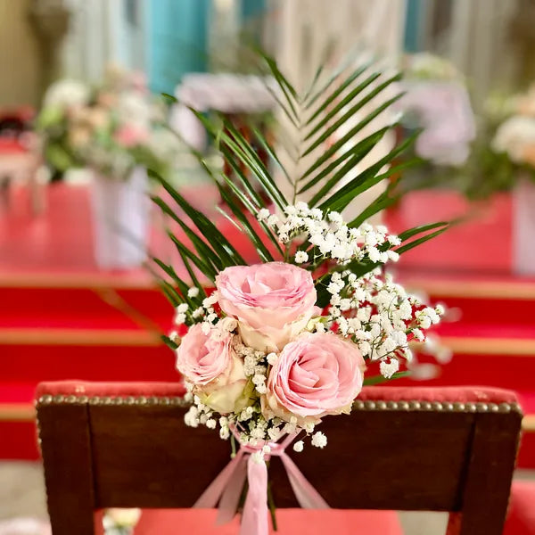 Bout de banc, bouquet de 3 roses, gypsophile et brin de verdure
