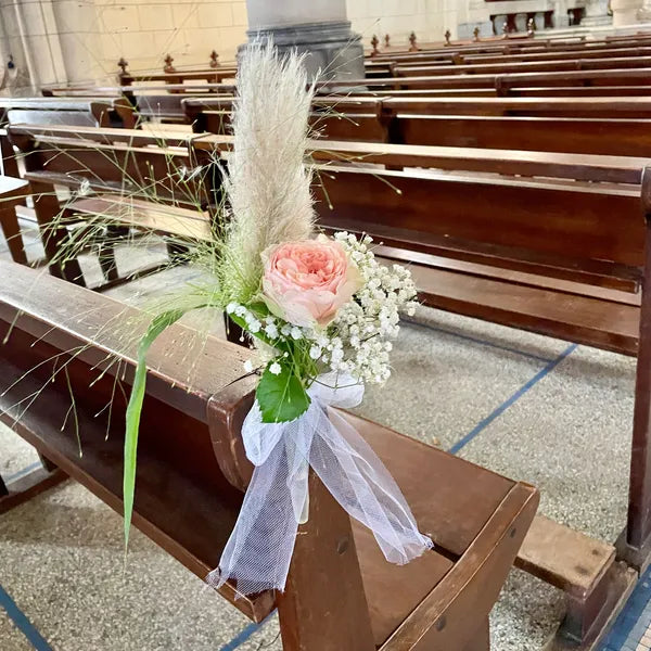 Bout de banc, bouquet de gypsophile et rose rose