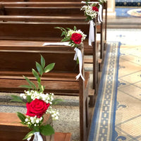 Bout de banc, bouquet de gypsophile et rose rouge