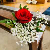 Bout de banc, bouquet de gypsophile et rose rouge
