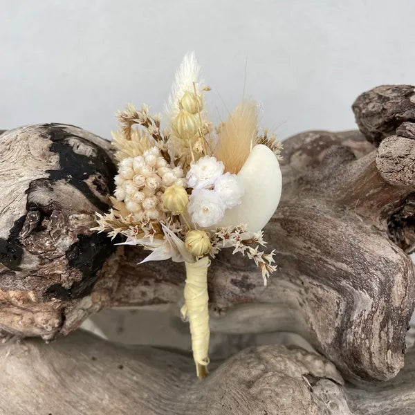 Uniques et façonnées avec soin dans notre Atelier proche de Biarritz, les Boutonnières en fleurs séchées par Chaton et Monsieur Ours sont le complément parfait pour vos accessoires de mariag