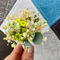 Uniques et façonnées avec soin dans notre Atelier proche de Biarritz, les Boutonnières en fleurs séchées par Chaton et Monsieur Ours sont le complément parfait pour vos accessoires de mariag