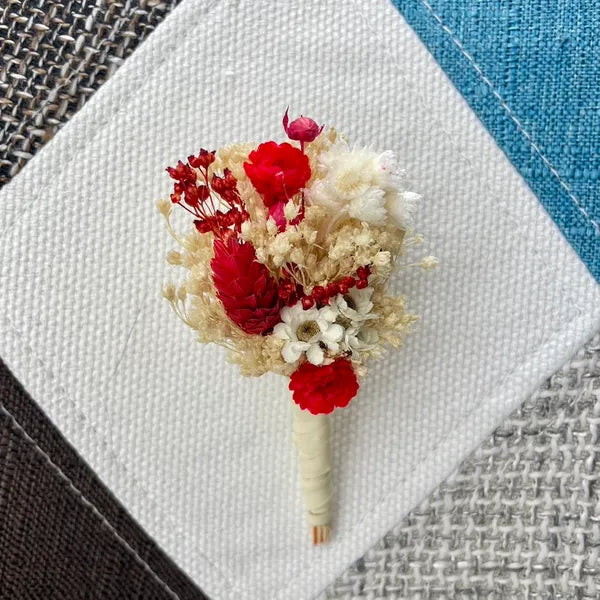 Uniques et façonnées avec soin dans notre Atelier proche de Biarritz, les Boutonnières en fleurs séchées par Chaton et Monsieur Ours sont le complément parfait pour vos accessoires de mariag