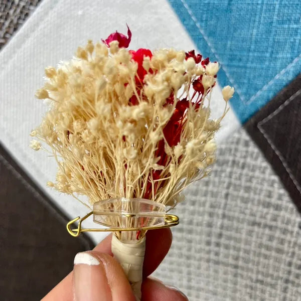 Uniques et façonnées avec soin dans notre Atelier proche de Biarritz, les Boutonnières en fleurs séchées par Chaton et Monsieur Ours sont le complément parfait pour vos accessoires de mariag
