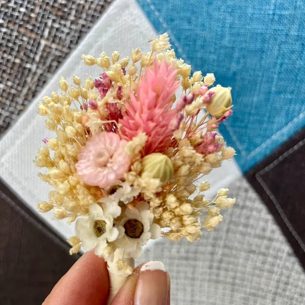 Uniques et façonnées avec soin dans notre Atelier proche de Biarritz, les Boutonnières en fleurs séchées par Chaton et Monsieur Ours sont le complément parfait pour vos accessoires de mariag