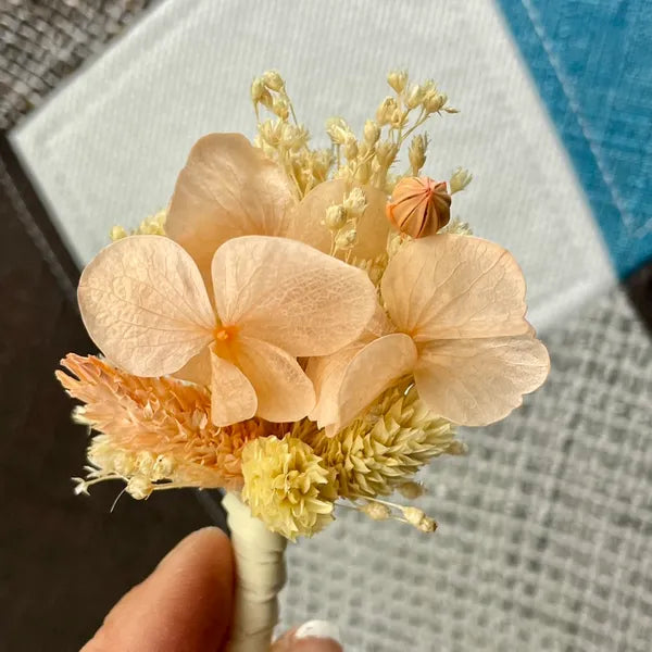 Uniques et façonnées avec soin dans notre Atelier proche de Biarritz, les Boutonnières en fleurs séchées par Chaton et Monsieur Ours sont le complément parfait pour vos accessoires de mariag
