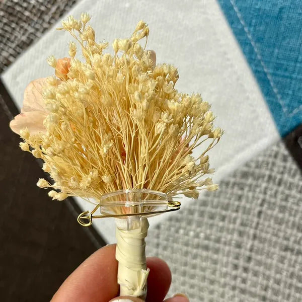 Uniques et façonnées avec soin dans notre Atelier proche de Biarritz, les Boutonnières en fleurs séchées par Chaton et Monsieur Ours sont le complément parfait pour vos accessoires de mariag