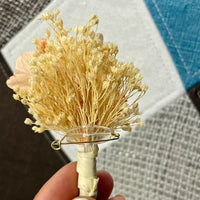 Uniques et façonnées avec soin dans notre Atelier proche de Biarritz, les Boutonnières en fleurs séchées par Chaton et Monsieur Ours sont le complément parfait pour vos accessoires de mariag