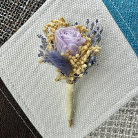 Uniques et façonnées avec soin dans notre Atelier proche de Biarritz, les Boutonnières en fleurs séchées par Chaton et Monsieur Ours sont le complément parfait pour vos accessoires de mariag