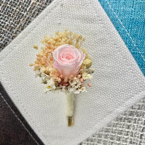 Uniques et façonnées avec soin dans notre Atelier proche de Biarritz, les Boutonnières en fleurs séchées par Chaton et Monsieur Ours sont le complément parfait pour vos accessoires de mariag