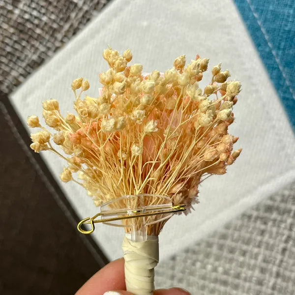 Uniques et façonnées avec soin dans notre Atelier proche de Biarritz, les Boutonnières en fleurs séchées par Chaton et Monsieur Ours sont le complément parfait pour vos accessoires de mariag