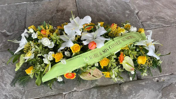 Deuil, gerbe fleurie orangée