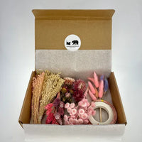 Chaton et Monsieur Ours t'a confectionné une BOX DIY en Fleurs séchées pour créer de Jolies Couronnes selon tes envies. Tu veux plus de couleurs ? Ajoutes-en autant que tu le souhaites avec nos Mini Bouquets Complément 