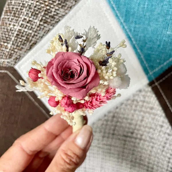 boutonnière - boutonnière mariage - boutonnière champêtre - boutonnière homme - boutonniere fleurs sechees - boutonnière marié - mariage boheme homme - accessoire mariage - accessoire mariage homme - mariage boheme - mariage boheme chic - mariage bohème champêtre - mariage bohème chic homme boutonnière boheme boutonniere  boutonniere violet boutonnière violette