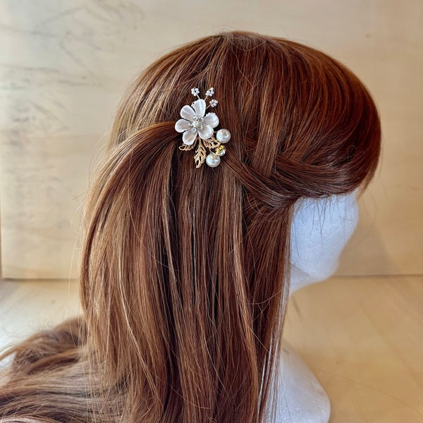 barrette cheveux mariage fleurs, barrette fleur, accessoire cheveux, fleur cheveux, peigne fleur, accessoire cheveux mariage, accessoire mariage, accessoire petite fille, accessoire fleur, fleur blanche, accessoires blanc cheveux, fleurs blanches cheveux, barrette cheveux femme, barrette cheveux fille, barrette mariage femme, barrette mariage dorée, accessoire cheveux 44, barrette cheveux 44