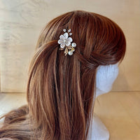 barrette cheveux mariage fleurs, barrette fleur, accessoire cheveux, fleur cheveux, peigne fleur, accessoire cheveux mariage, accessoire mariage, accessoire petite fille, accessoire fleur, fleur blanche, accessoires blanc cheveux, fleurs blanches cheveux, barrette cheveux femme, barrette cheveux fille, barrette mariage femme, barrette mariage dorée, accessoire cheveux 44, barrette cheveux 44