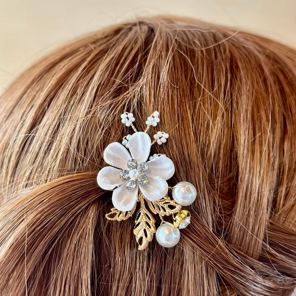 barrette cheveux mariage fleurs, barrette fleur, accessoire cheveux, fleur cheveux, peigne fleur, accessoire cheveux mariage, accessoire mariage, accessoire petite fille, accessoire fleur, fleur blanche, accessoires blanc cheveux, fleurs blanches cheveux, barrette cheveux femme, barrette cheveux fille, barrette mariage femme, barrette mariage dorée, accessoire cheveux 44, barrette cheveux 44, barrette tendance 2022