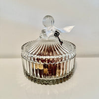 Bocal en verre, vase en verre, bonbonnière en verre, bonbonnière, bonbonnière relief, pot pourri, art de table, accessoire décoration, accessoire décoration intérieur, décoration en verre, déco, déco verre, déco bonbonnière, fleurs séchées, bocal fleurs séchées, vase fleurs séchées, vase pétales fleurs, bocal pétales fleurs, bonbonnière en verre ikea, bonbonnière en verre gifi, bonbonnière en verre vintage, bonbonnière en verre pas cher