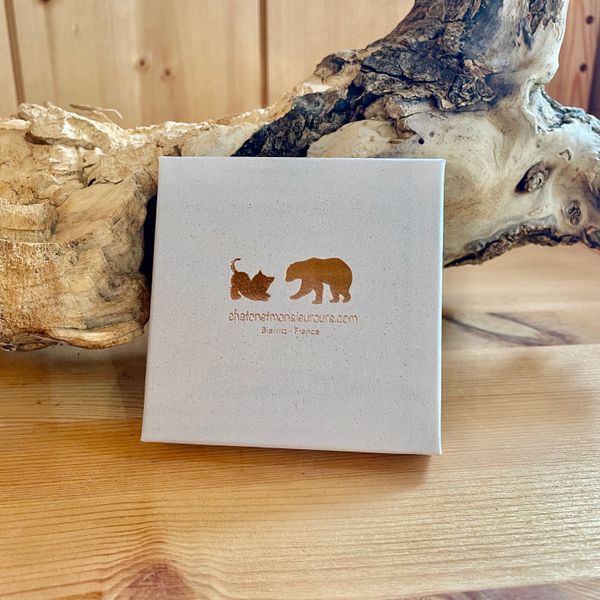 Bijoux Secret, c'est LA Tendance du moment travaillée avec soin jusqu'à la présentation.  Les ateliers de Chaton et Monsieur Ours situés proche de Biarritz dans le Sud-Ouest de la France