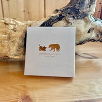 BIJOUX FOREVER c'est l'élégance et la finesse personnalisée dans un coffret écrin de 13x13cm pour que ton cadeau soit prêt à offrir. Nous avons réalisé un doublé, un bracelet maillons et pierres naturelles taillées blanches puis un autre bracelet de maillons très fin avec des charms ronds. Bijoux Forever, c'est LA Tendance du moment travaillée avec soin jusqu'à la présentation.