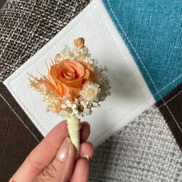 boutonnière - boutonnière mariage - boutonnière champêtre - boutonnière homme - boutonniere fleurs sechees - boutonnière marié - mariage boheme homme - accessoire mariage - accessoire mariage homme - mariage boheme - mariage boheme chic - mariage bohème champêtre - mariage bohème chic homme boutonnière orange 