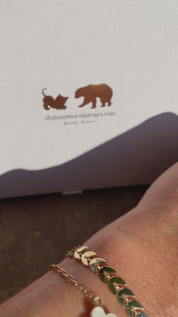 BIJOUX HELLO c'est l'élégance et la finesse personnalisée dans un coffret écrin de 13x13cm pour que ton cadeau soit prêt à offrir.  Nous avons réalisé un doublé, un bracelet maillon fin monté d'une perle de nacre blanche puis un autre bracelet de maillons cubains.  Le cadeau femme idéal  Bijoux Hello, c'est LA Tendance du moment travaillée avec soin jusqu'à la présentation.