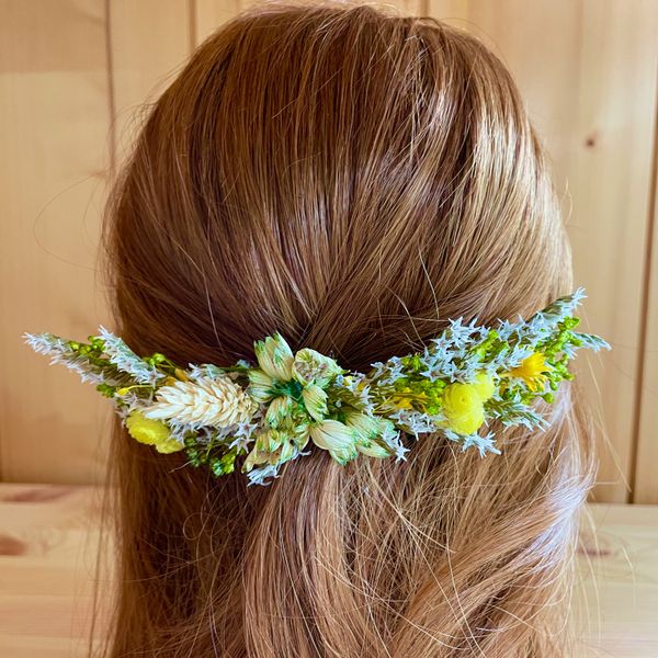 Le Peigne Chloé de Chaton et Monsieur Ours est un accessoire pour les cheveux  réalisé main dans notre Atelier situé proche de Biarritz, il est composé de Statice Tatarica, Bloom-broom vert deux nuances, Immortelles du Var jaune soleil, Phalaris et Asters